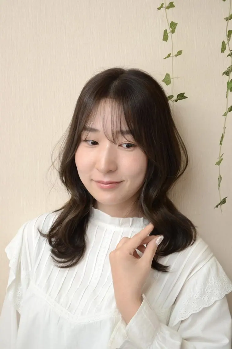 セミロング アッシュ くびれヘア 韓国風ヘア カット ヘアカラー トリートメント 澤崎 希望のヘアスタイル