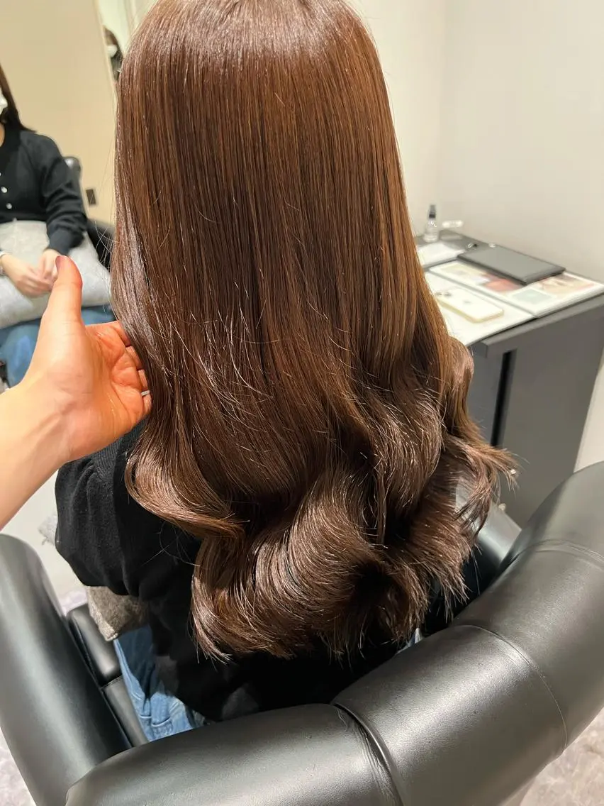 セミロング カラー パーマ コテ巻き風パーマ 韓国風パーマ　無重力のヘアスタイル
