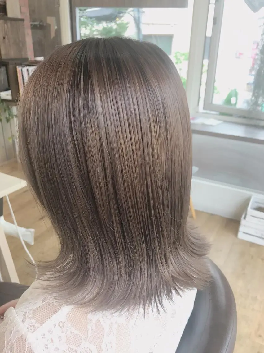 ミディアム カラー パーマ ベージュカラー ブリーチ ダブルカラー ミルクティーベージュ 外ハネヘア ARISA 学芸大学/海外ヘアのヘアスタイル