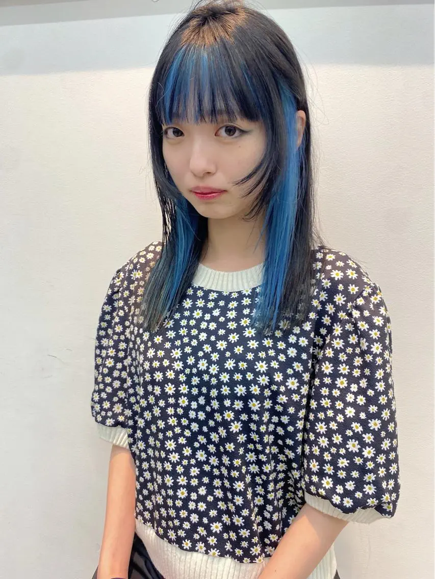 セミロング カラー カット ヘアカラー トリートメント 韓国🇰🇷レイヤー カットオリーブカラーのヘアスタイル