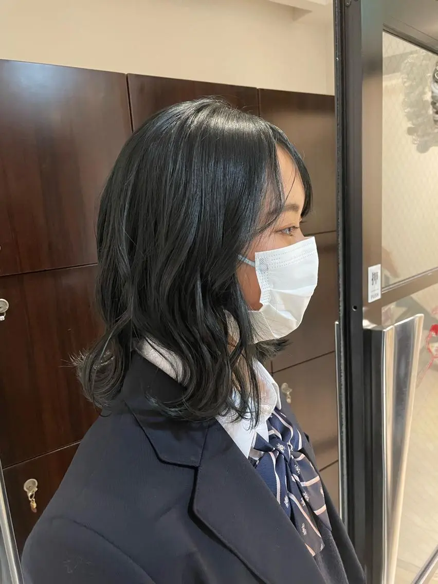 ミディアム カラー ヘアアレンジ 黒髪 ブリーチ ブルーカラー ブルーブラック 透明感カラー 新宿/顔周りカット/ レイヤー/がっきーのヘアスタイル