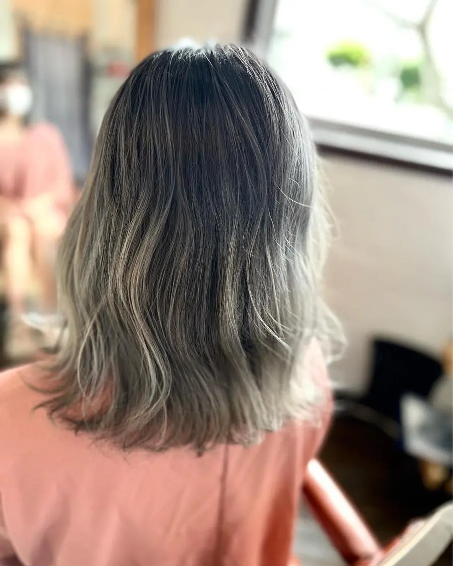 ミディアム カラー アッシュ アッシュグレー バレイヤージュ ハイライトカラー ハイライト ヘアカラー Style Tのヘアスタイル