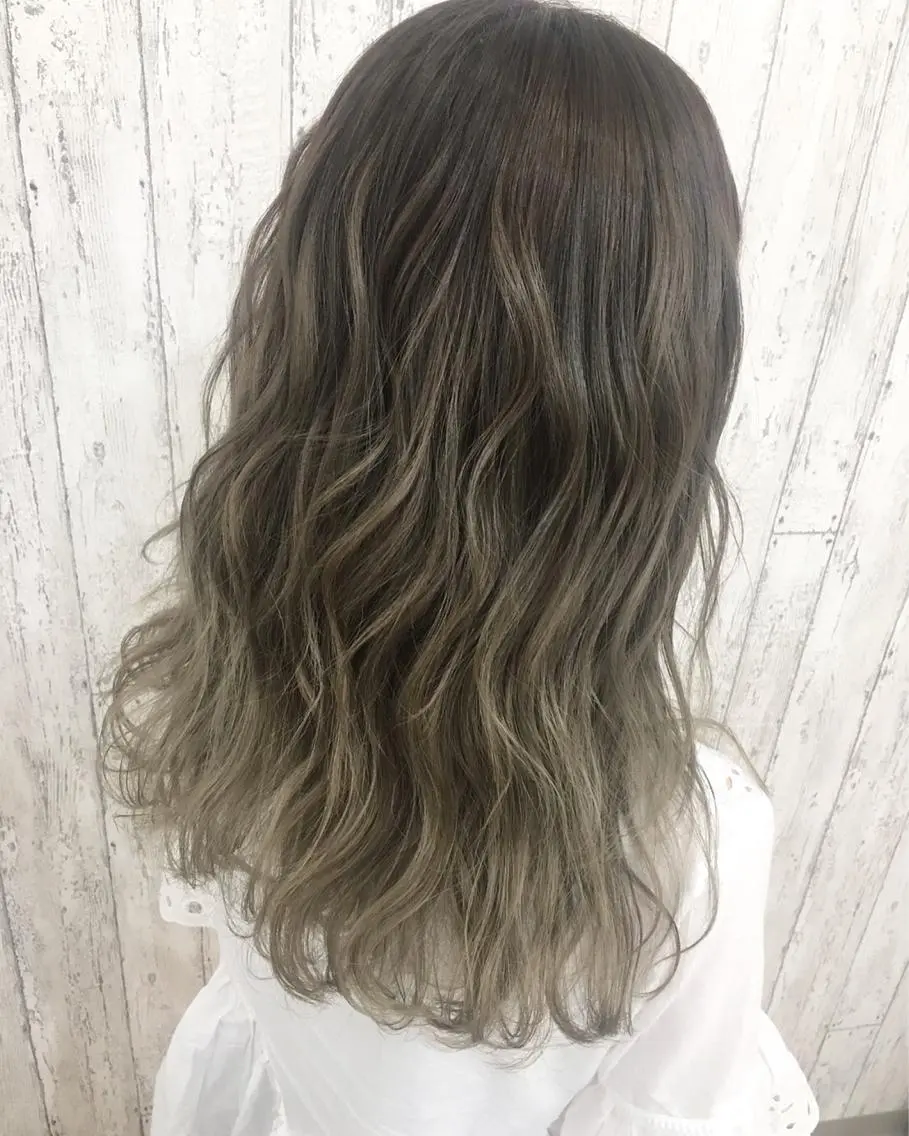 セミロング カラー ベージュカラー グラデーションカラー ホワイトベージュ ヘアカラー kazufumi ..のヘアスタイル