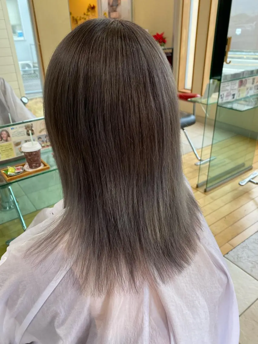 ミディアム カラー グレージュ シルバー シルバーグレージュ Lindo 本田のヘアスタイル