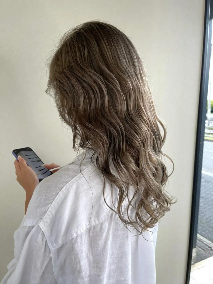 ロング カラー ベージュカラー ブロンド ブロンドベージュ ハイライトカラー✨ グレージュ✨鎌倉光洋のヘアスタイル