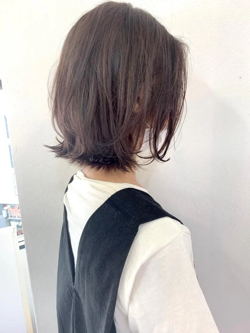 ショート レイヤーカット、 大人可愛い　中村美羅のヘアスタイル