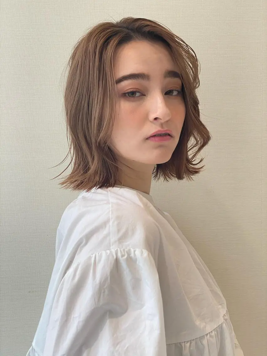 ショート カラー 小顔レイヤー/ ベージュ🤍Rieのヘアスタイル