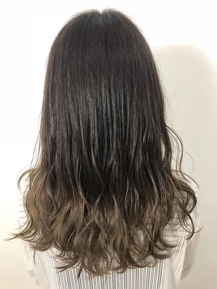 ミディアム カラー レイヤーカット 西村あきやのヘアスタイル