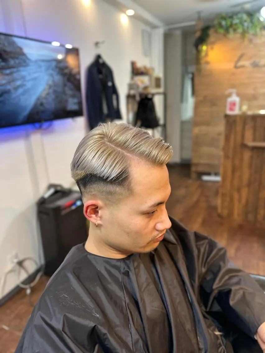 ショート カラー メンズ メンズブリーチ フェードカット メンズハイトーン ブリーチ ハイトーンカラー Luzir⭐︎ GEN⭐︎のヘアスタイル