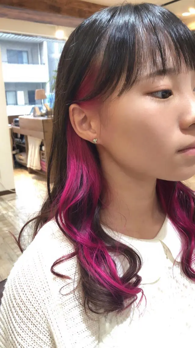 セミロング カラー ブリーチ インナーカラー ピンクカラー 学生 桜木町/西山竜一 /大人可愛い×美髪のヘアスタイル