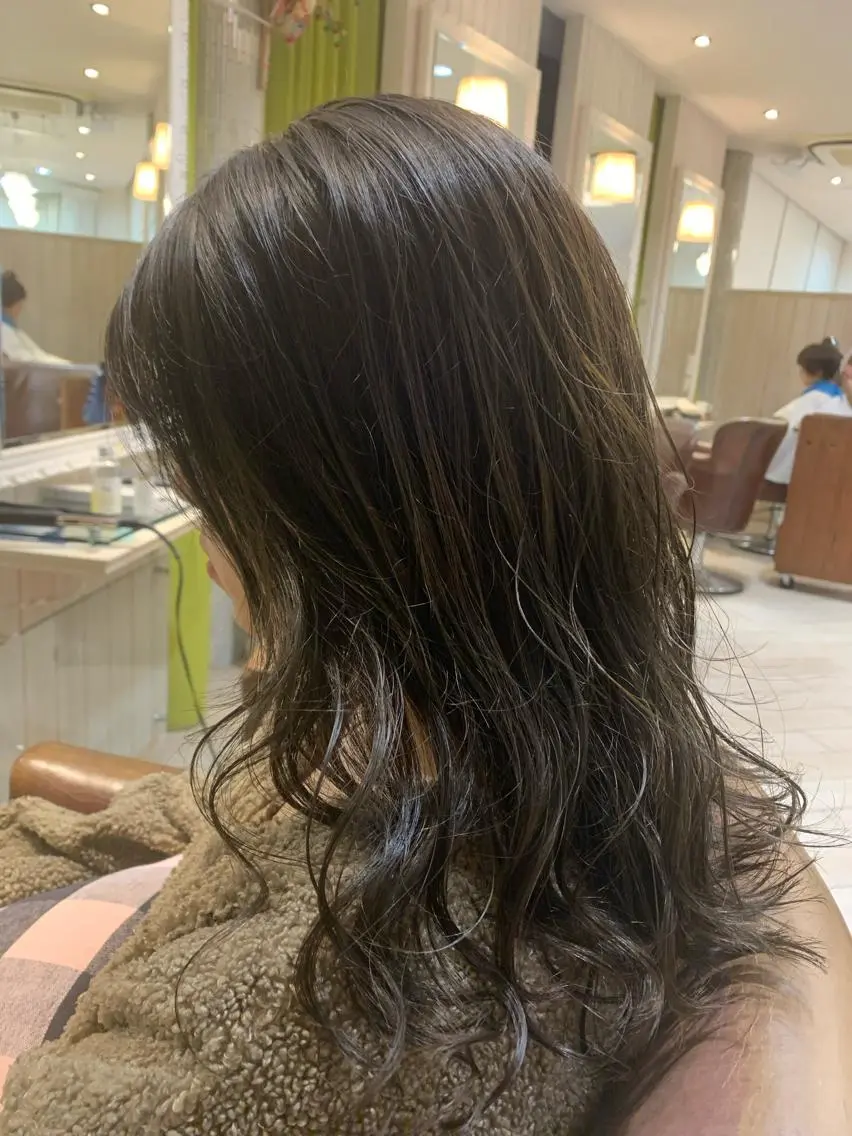 ミディアム カラー パーマ ヘアアレンジ ベージュカラー ブリーチ ブリーチなしカラー オリーブベージュ カット パーマ トリートメント メンズパーマ特化🔥 ツイスパ/シャドウのヘアスタイル