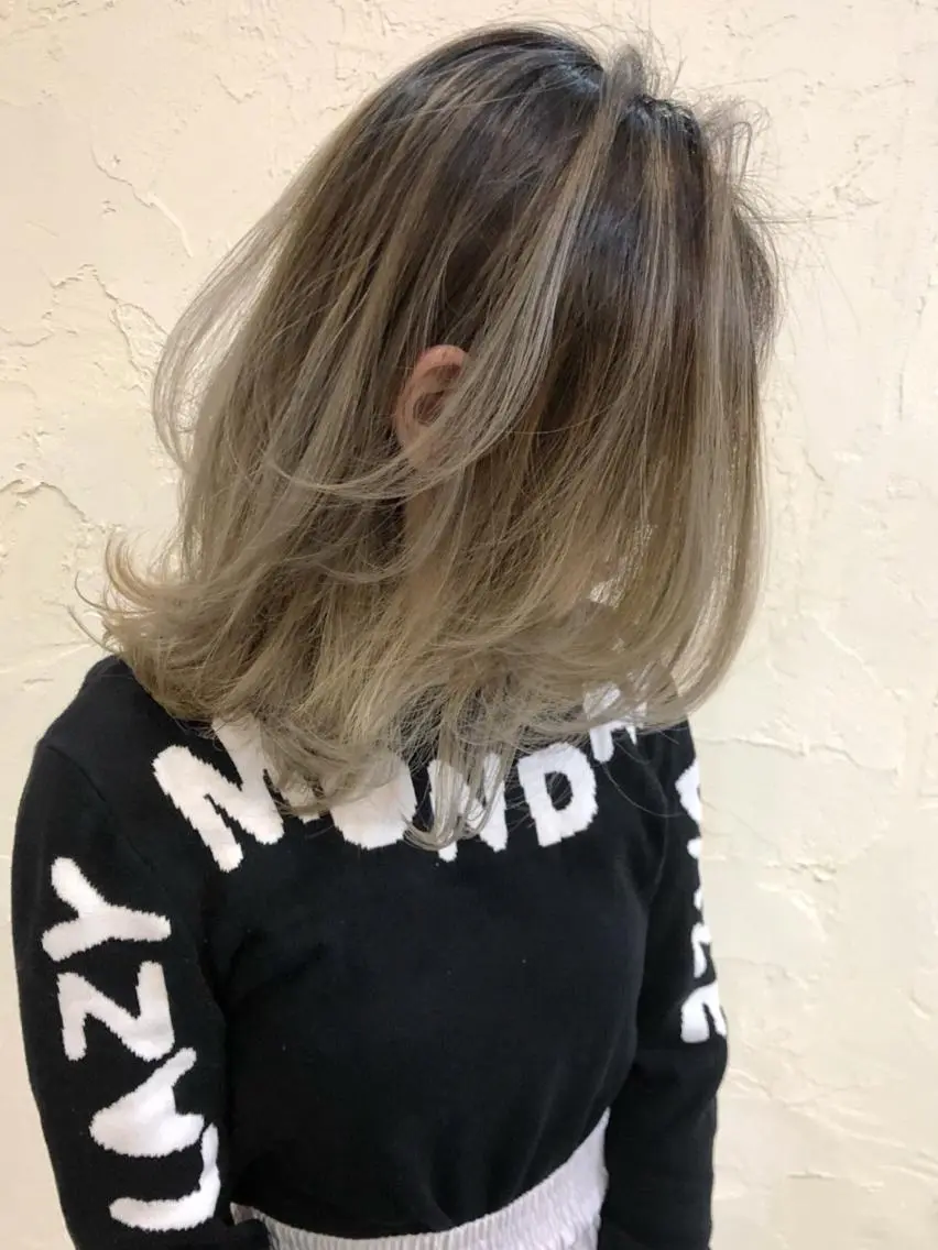 ミディアム カット ヘアカラー 韓国レイヤー外国人風 透明感カラー髪質改善のヘアスタイル