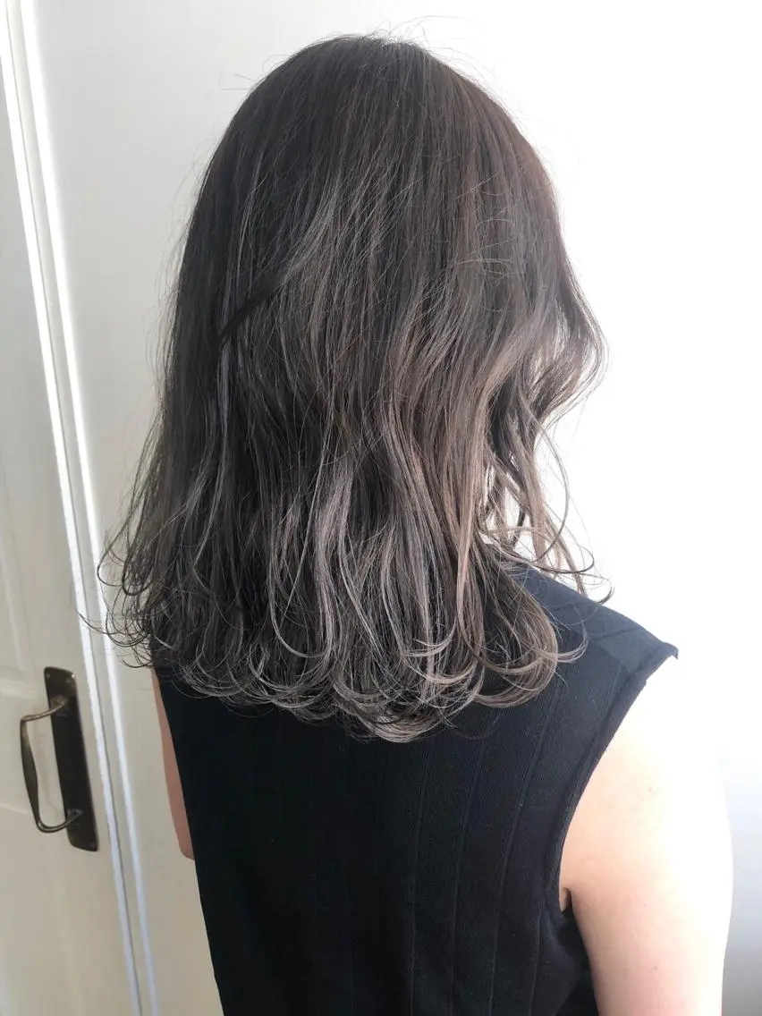 ミディアム カラー MIOベージュカラー 柔らかいカラーのヘアスタイル