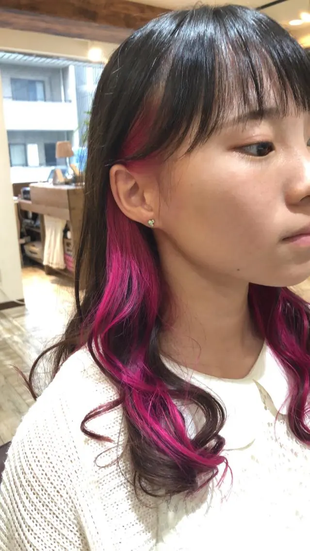 セミロング カラー ブリーチ インナーカラー ピンクカラー 学生 桜木町/西山竜一 /大人可愛い×美髪のヘアスタイル