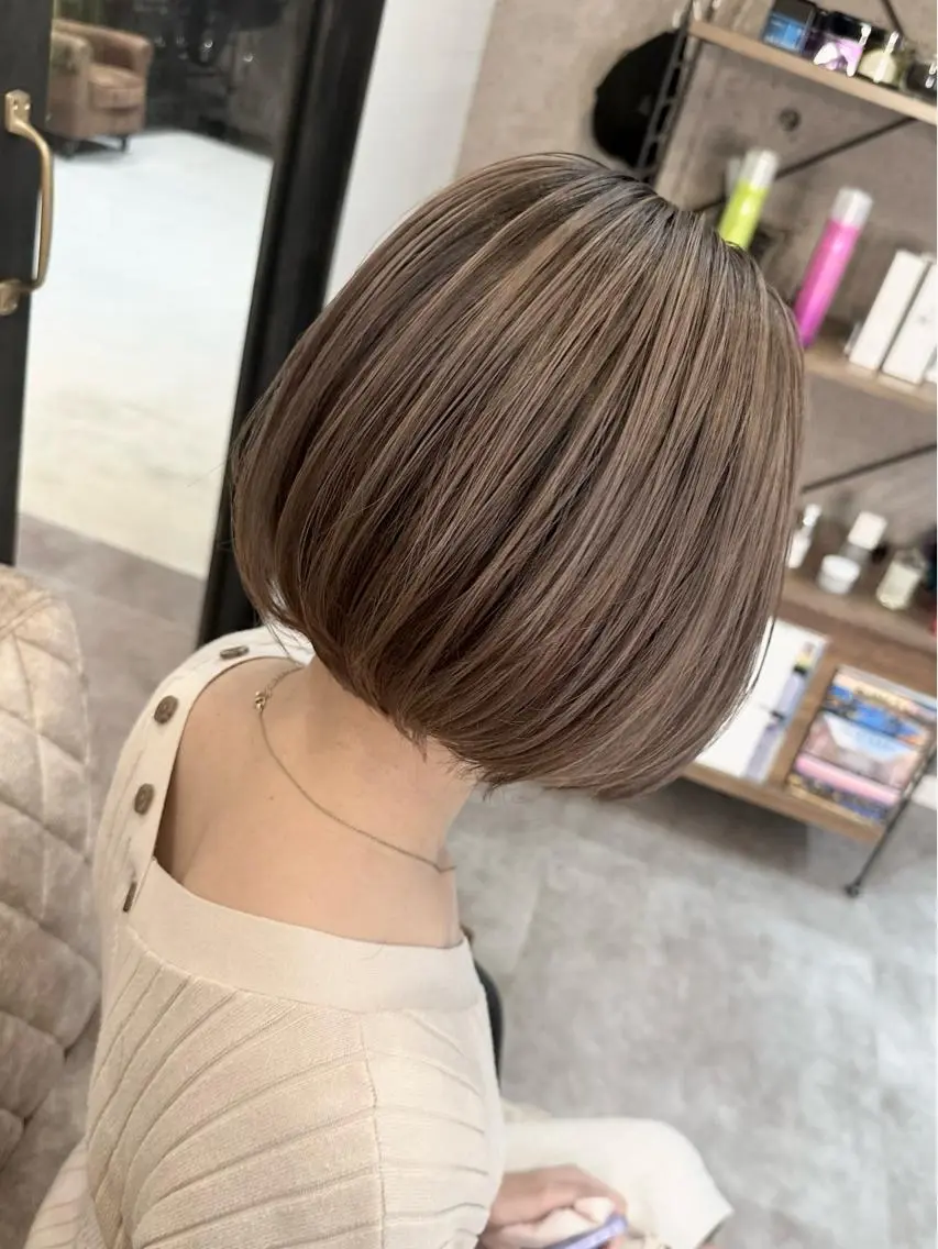 ショート レイヤーカット ヘアカラー 🔷ブリーチバレイヤ ージュ🔷飯野達也のヘアスタイル