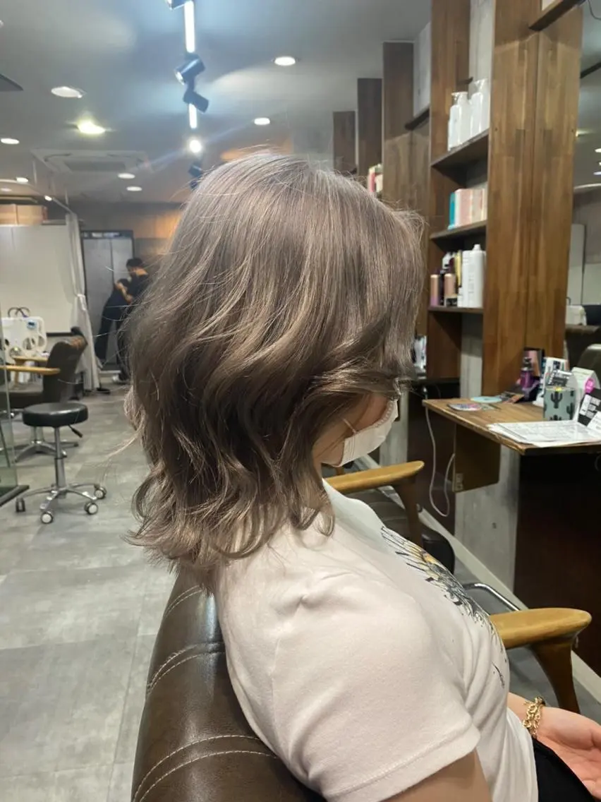 ミディアム カラー ヘアアレンジ ベージュカラー シルバー シルバーベージュ レイヤー/エクステ alpha下妻のヘアスタイル