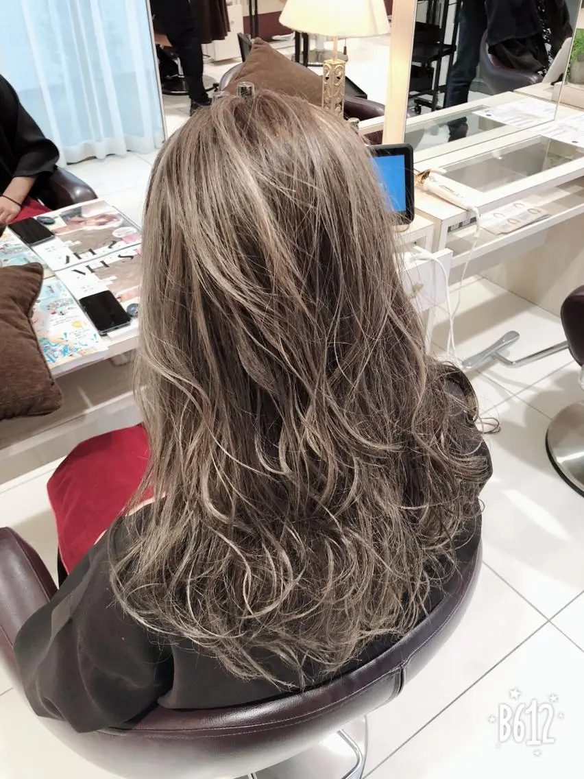 セミロング カラー ベージュカラー ブリーチ ハイライトカラー ハイライト 縮毛矯正 トリートメント 難しい髪質の縮毛矯正 高岡/射水/髪質改善のヘアスタイル