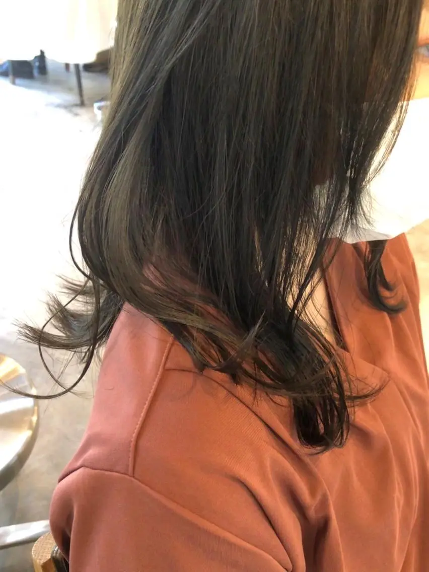 カラー オリーブカラー 竹内 絢香のヘアスタイル