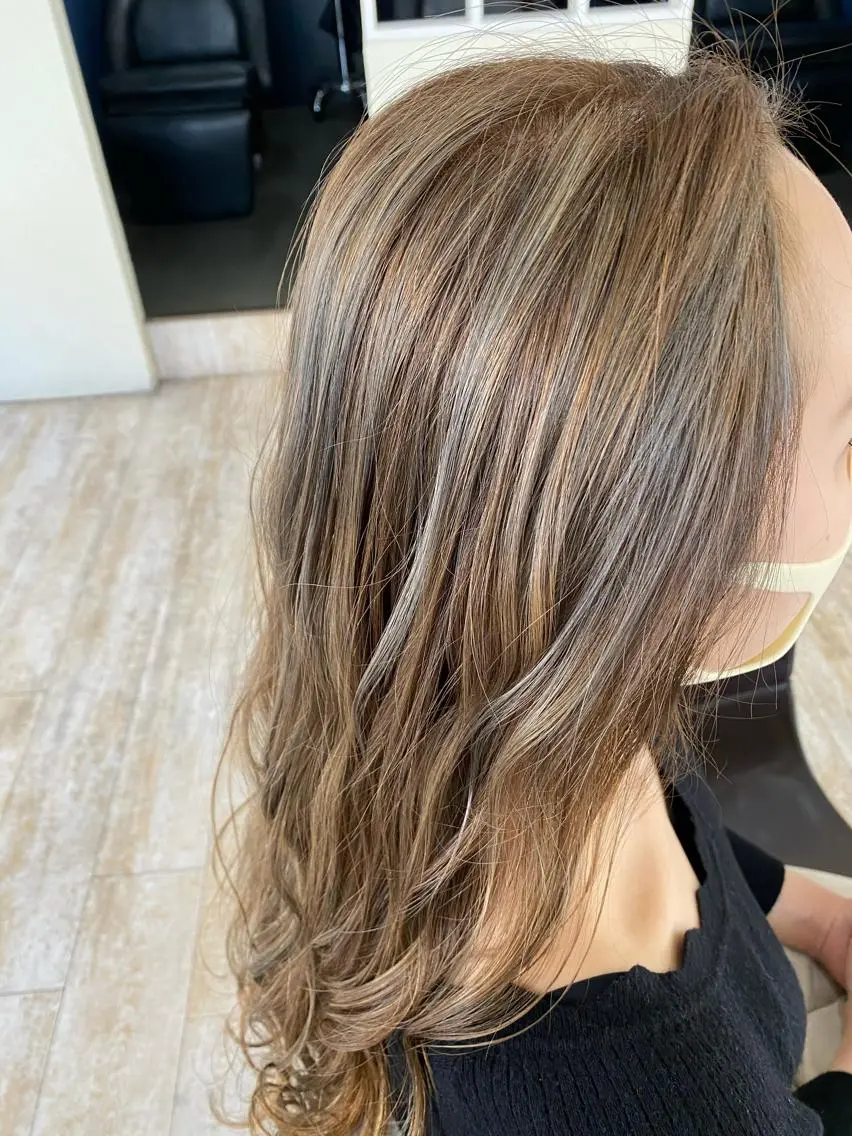 ロング カラー ハイライトカラー シルバー ハイライト ヘアカラー トリートメント Agu hair 清尾 浩昭のヘアスタイル
