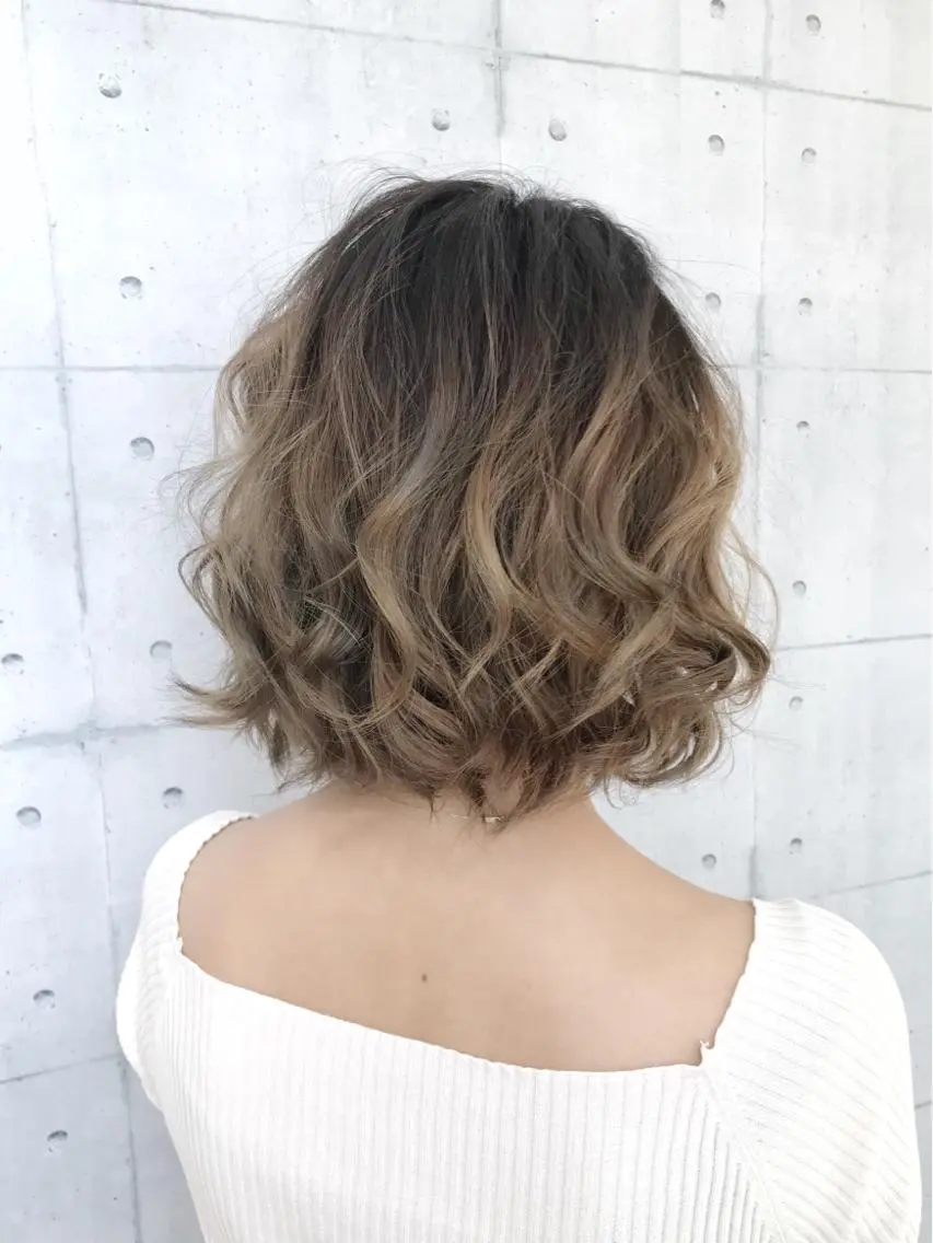 ショート カラー アッシュ アッシュグレー アッシュグレージュ ブリーチ グラデーションカラー 高木 麻知子のヘアスタイル