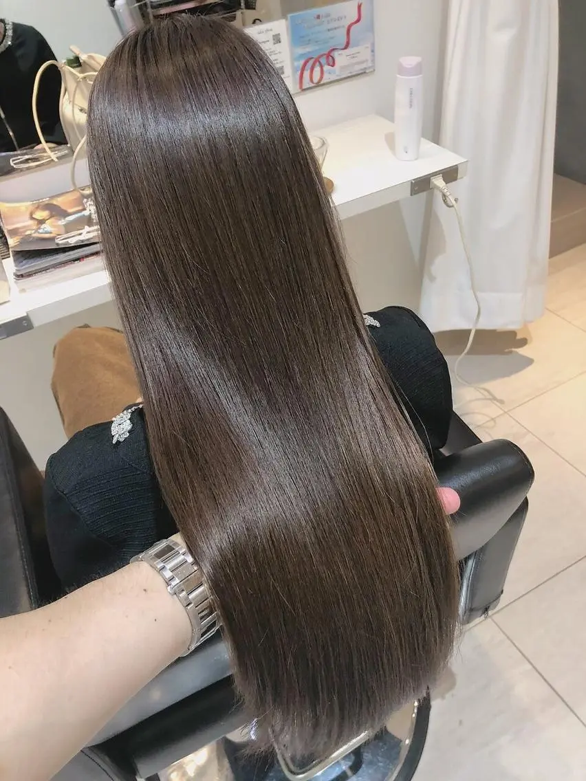 セミロング カット ヘアカラー 縮毛矯正 トリートメント 山本翔一郎 韓国顔周りレイヤーのヘアスタイル