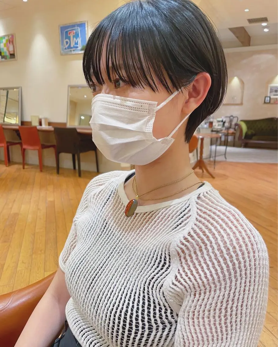 ショート うざバング 白髪ぼかしハイライト 脱白髪染めのヘアスタイル