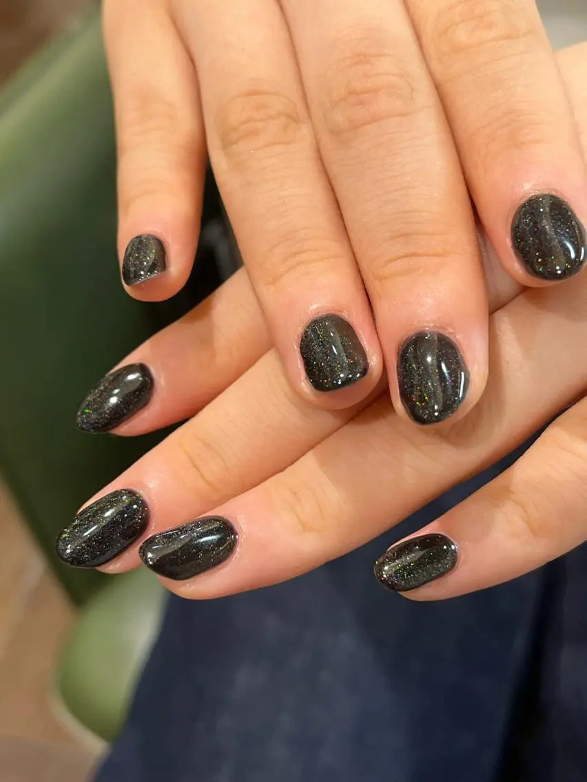 ネイル オーロラネイル ジェルネイル マグネットネイル ネイビー ワンカラーネイル カットパーマ 🌀あさみのヘアスタイル