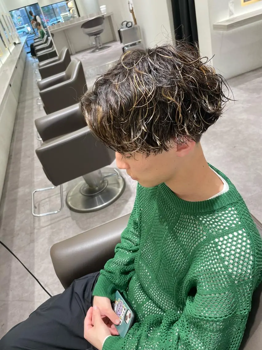 ショート カラー パーマ メンズ メンズメッシュ 波巻きパーマ メッシュ カット ヘアカラー パーマ メンズ特化/今池駅 徒歩1分/岡本一真のヘアスタイル