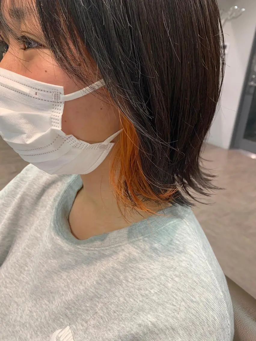 ショート カラー ヘアアレンジ イヤリングカラー インナーカラー オレンジ サナ🌱 切りっぱなしボブのヘアスタイル