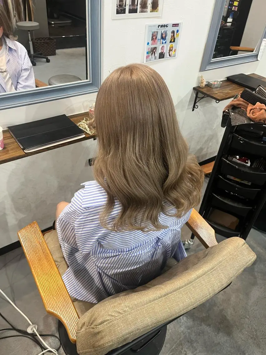 セミロング カラー ベージュカラー ミルクティーベージュ カット ヘアカラー トリートメント Sherry大国町 HIKARUのヘアスタイル