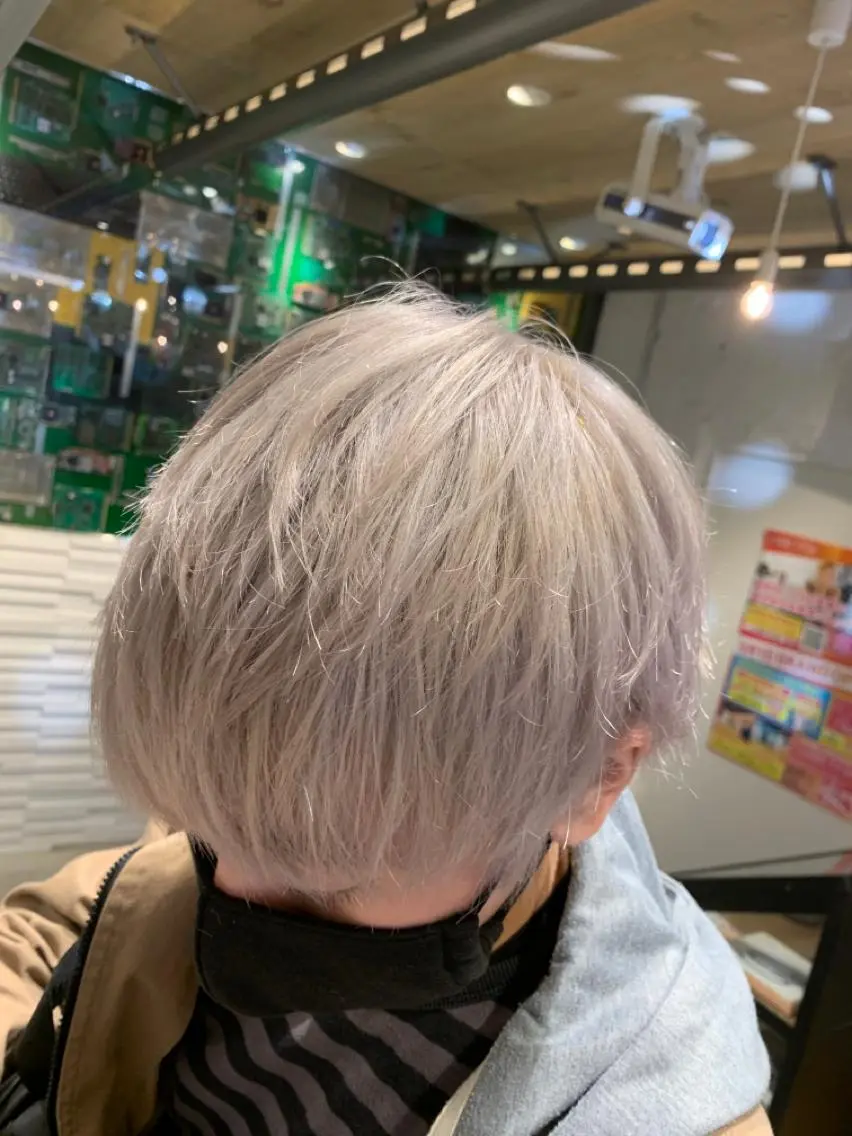 ショート カラー ブリーチ ブロンド ホワイトブロンド ヘアカラー トリートメント LUXBE LUCEのヘアスタイル