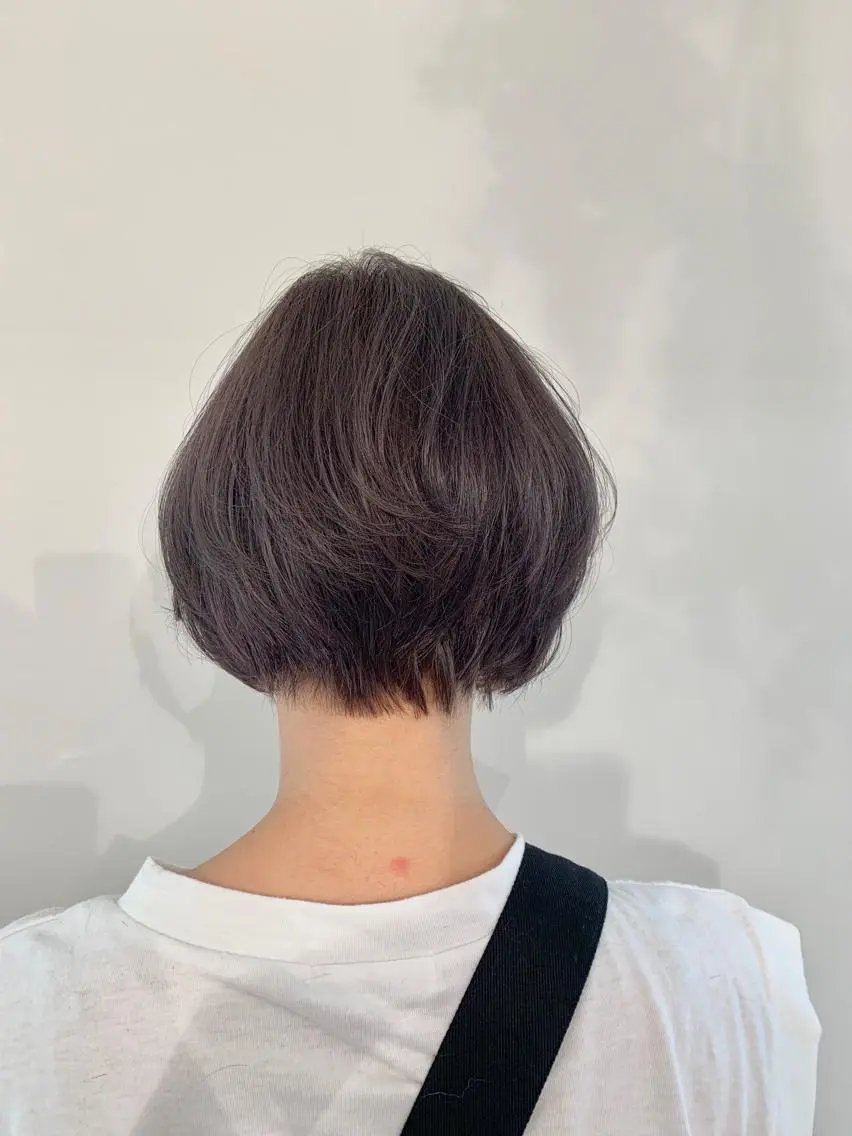 ショート カラー パーマ ヘアアレンジ ショートボブ ブリーチ シルバー ボブ ショートヘア 加藤 綾華のヘアスタイル