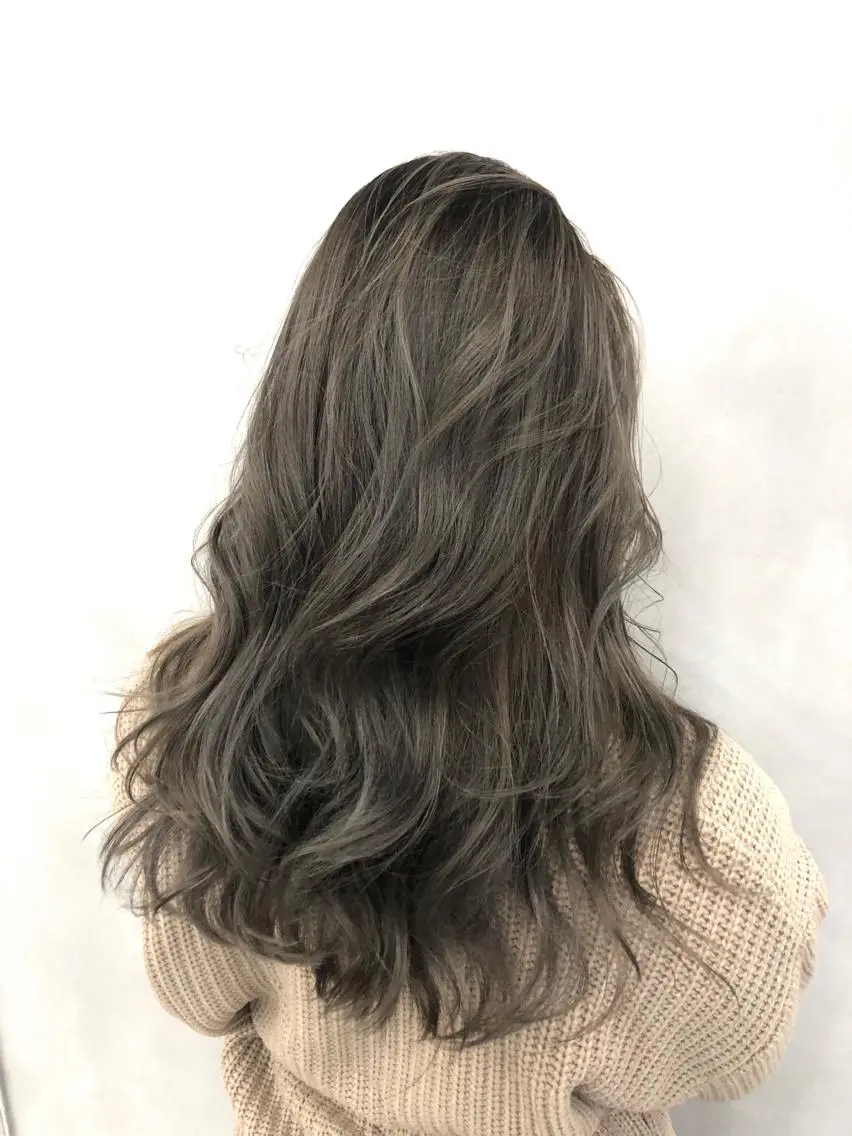 セミロング カラー グレージュ 艶ハイトーンブリーチ 🌈小林侑雅のヘアスタイル
