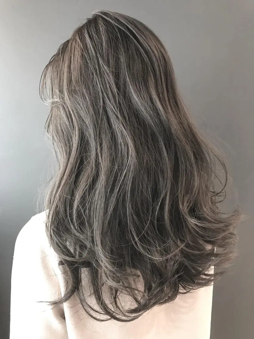 セミロング カラー ブリーチ ハイライトカラー ハイライト ヘアカラー BOX mico.のヘアスタイル