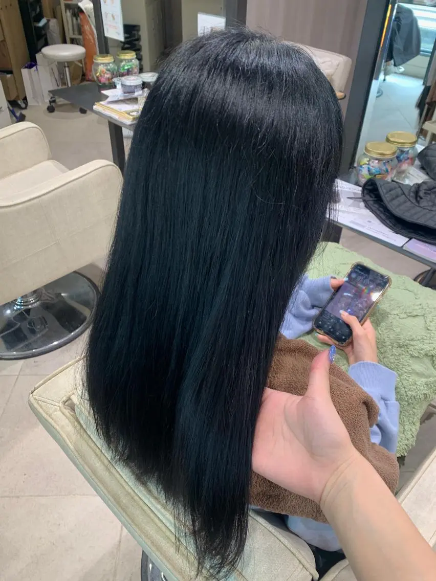 ロング カラー 黒髪 ブルーカラー ブルーブラック 韓国🎀中明度カラー リストSAKURAのヘアスタイル