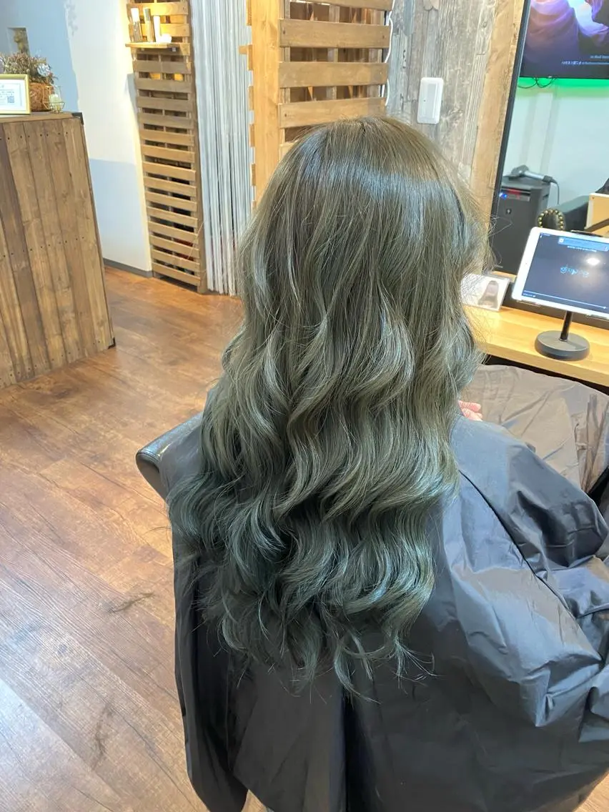 ロング カラー グレージュ オリーブグレージュ オリーブグレー カット ヘアカラー トリートメント Luzir⭐︎ GEN⭐︎のヘアスタイル