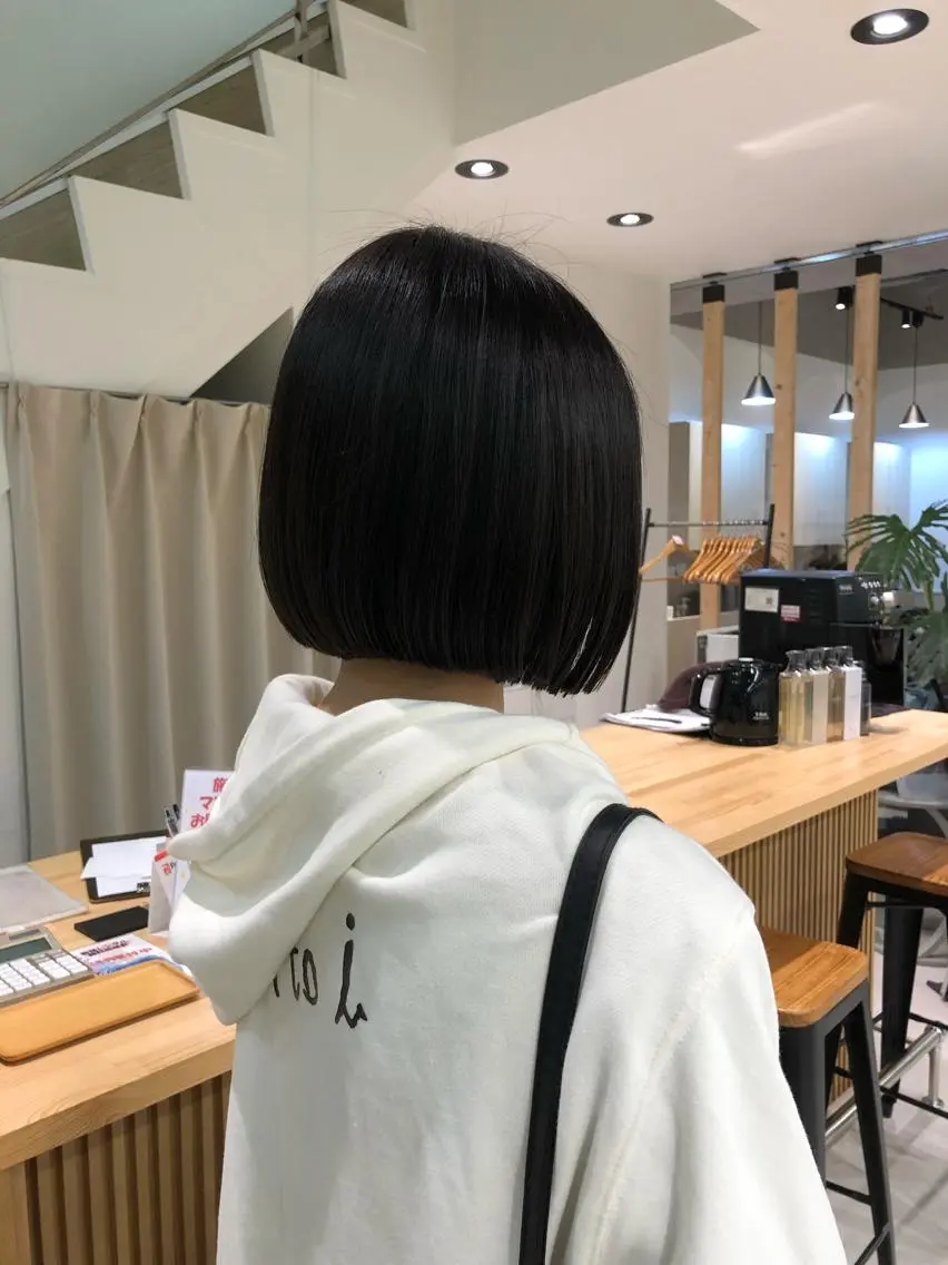 ショート カット レイヤー/顔まわり カット/地毛風カラーのヘアスタイル