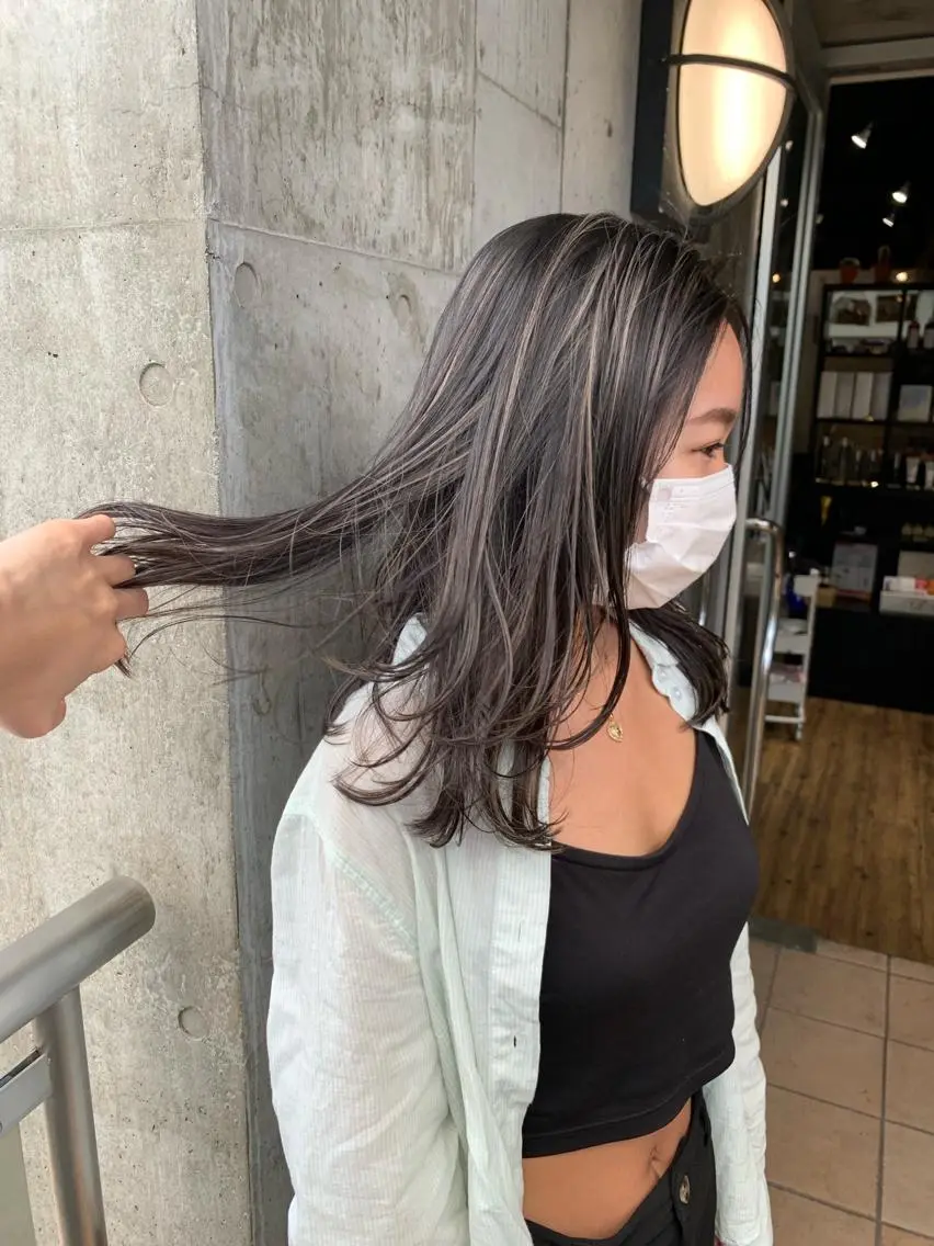 ロング カラー グレージュ ハイライトカラー ハイライト ヘアカラー トリートメント ミルクティーベージュ ブリーチ 店長 清水のヘアスタイル
