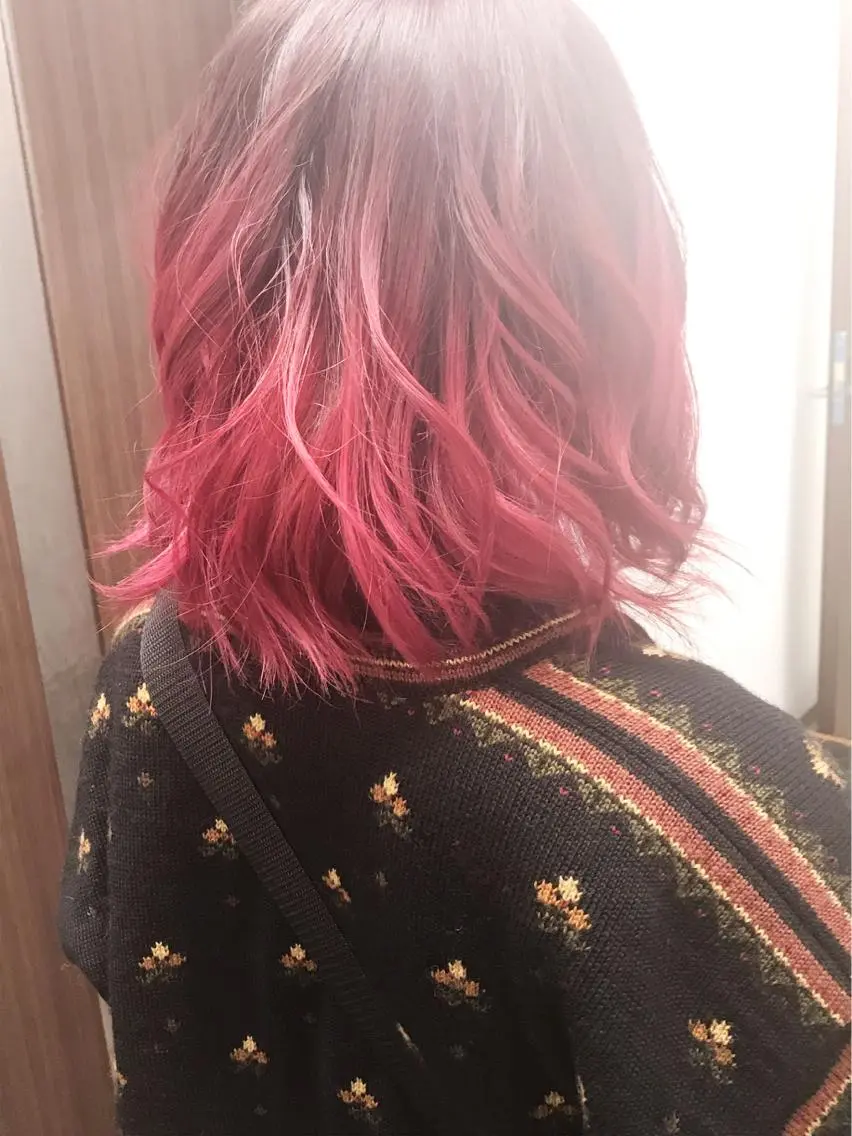 ショート カラー グラデーションカラー ヤナ マネージャーのヘアスタイル