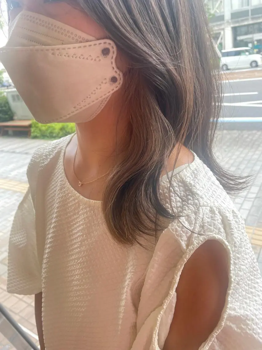 ミディアム カラー ベージュカラー ブリーチ イヤリングカラー ホワイトベージュ Era Hatsuneのヘアスタイル