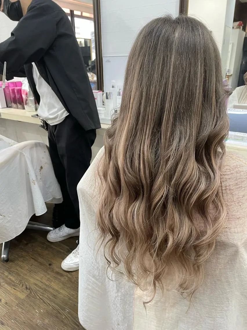 ロング 横浜🦋ハイトーン 🫐シャドウルーツのヘアスタイル
