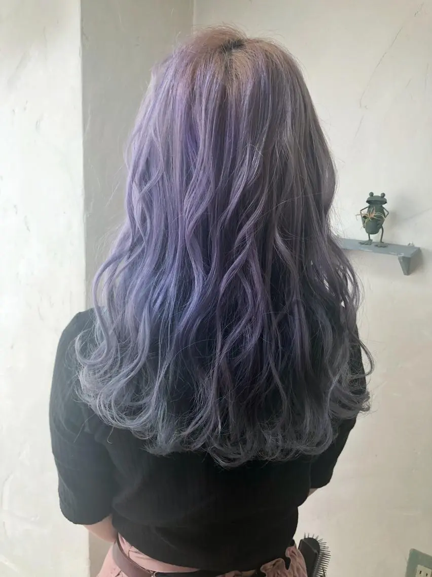 セミロング カラー パーマ ヘアアレンジ バイオレットカラー ヘアカラー トリートメント 推し活専用 【派手髪】飯野ゆかりのヘアスタイル