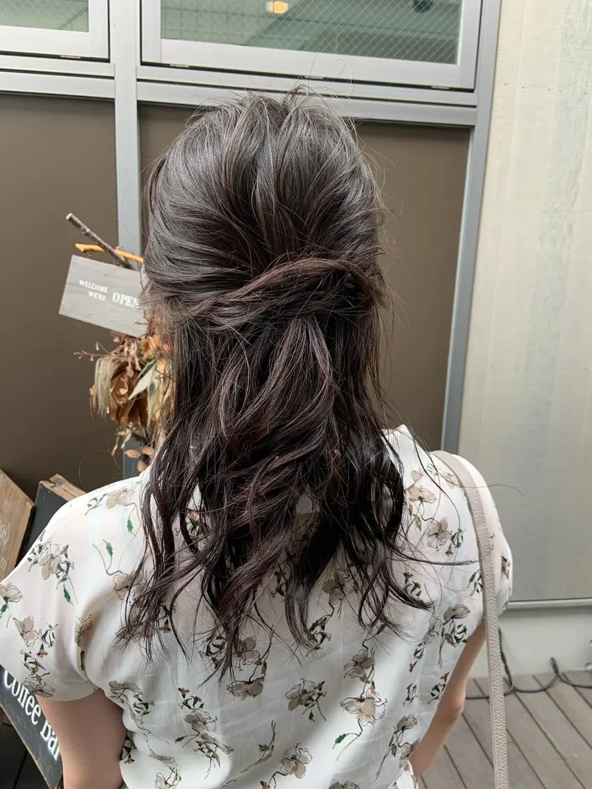 セミロング カラー パーマ ハイトーンカラー🤍 山下 優華のヘアスタイル