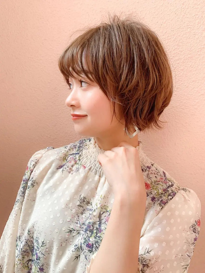 ショート カラー パーマ ベージュカラー ピンクカラー ピンクベージュ ショートヘア 外ハネヘア 大人かわいい💍🤍 ボブ/ショートボブのヘアスタイル