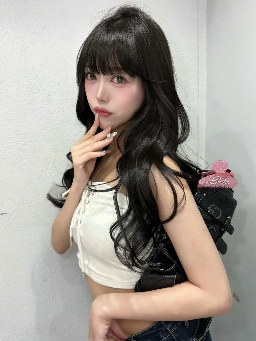 ロング カラー アッシュ ベージュカラー ブリーチ ブルーカラー ブルージュ カット ヘアカラー 𝑴𝑶𝑲𝑨渋谷 トレンド韓国ヘア🩷のヘアスタイル
