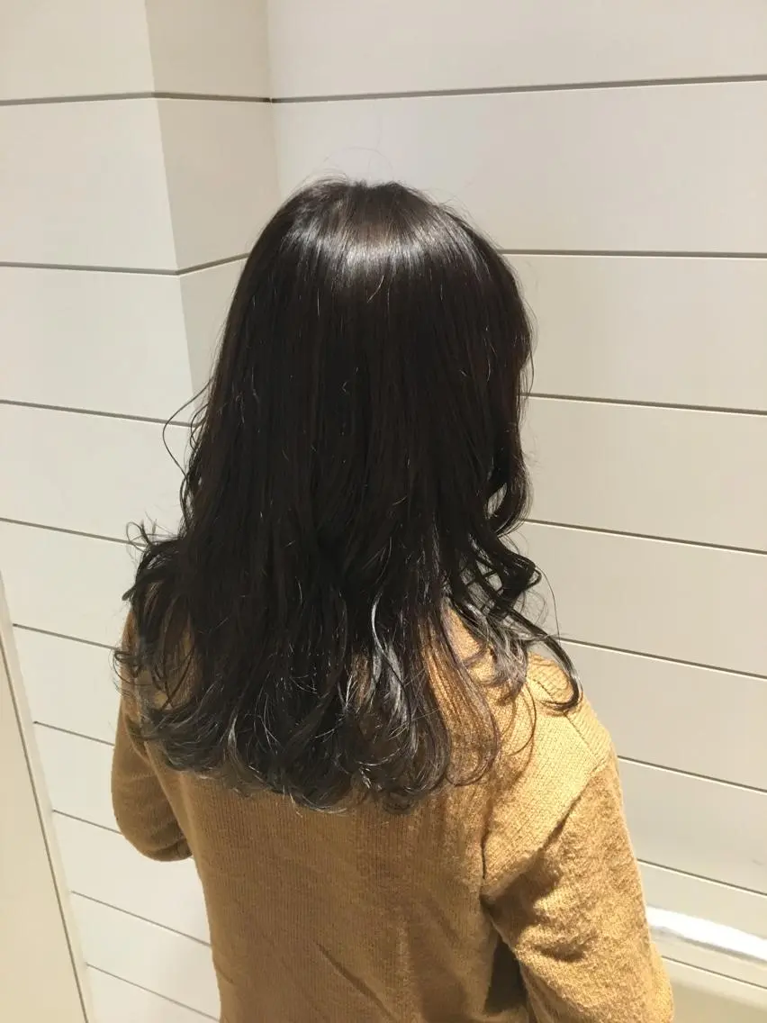 ミディアム カラー アッシュ ダークグレー ダークグレージュ グレージュ 鍵山 千秋のヘアスタイル