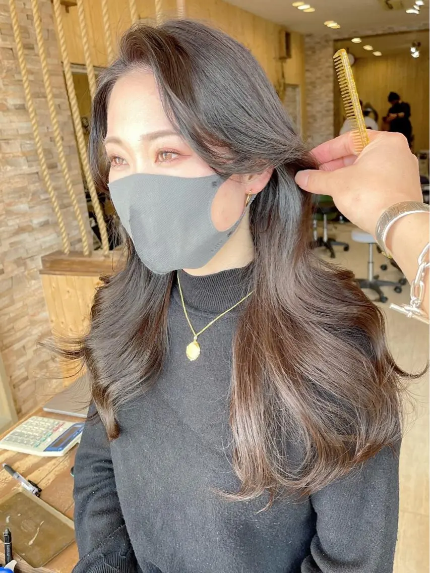 ロング 韓国レイヤー外国人風 透明感カラー髪質改善のヘアスタイル