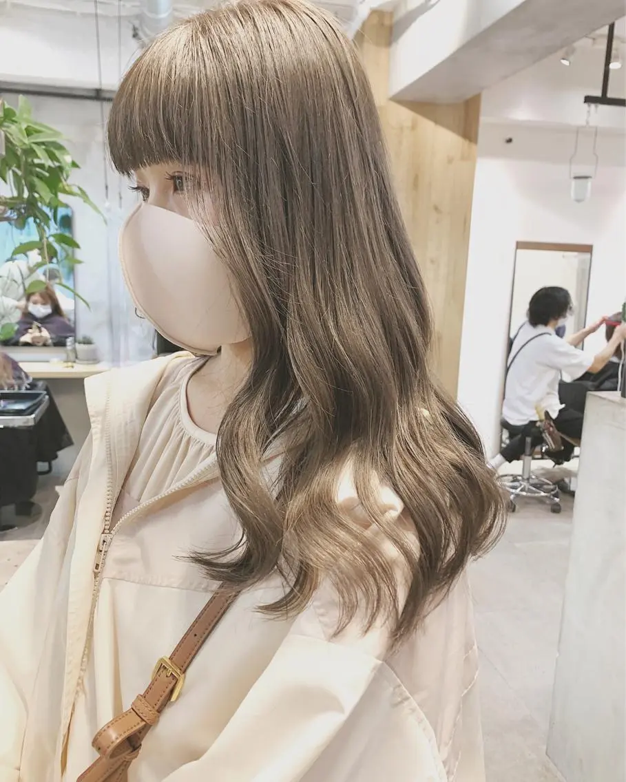ミディアム カラー ネイル ハイトーンボブ 前田 表参道　グレージュのヘアスタイル