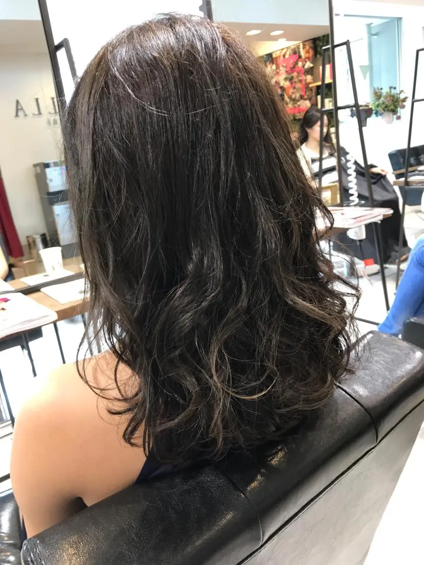 セミロング カラー パーマ ハイライトカラー ハイライト ブリーチ特化 梅田本多翔のヘアスタイル