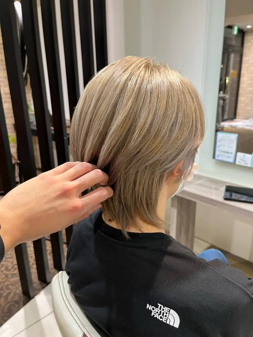 ショート カラー ヘアアレンジ ブリーチ グレージュ 【艶カラー】石山拓人 /ブリーチのヘアスタイル